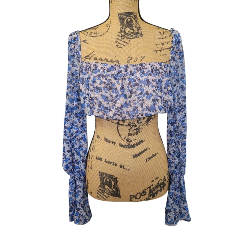 Size 2 Fame And Partners Blue & White Floral Long Sleeve Crop Top